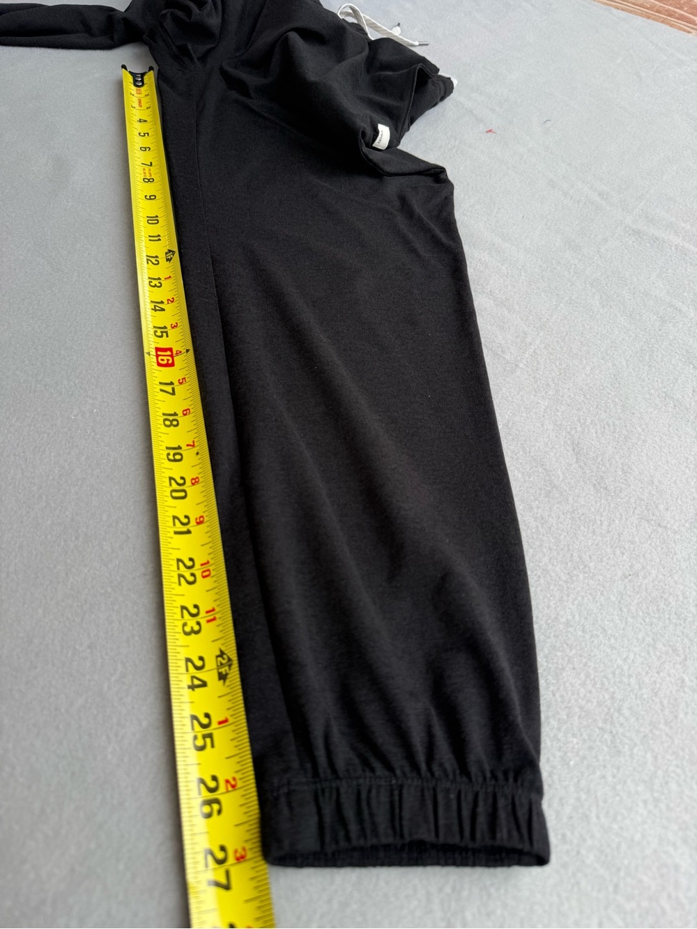 Vuori Halo Warm Up Jogger Pants Women’s Small Black Gray Sweatpants Performance - Picture 6 of 12